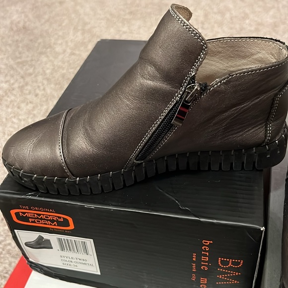 Green Bernie Mev.Size 36.Memory foam short boots. Good condition.Comfortable. - Picture 3 of 5